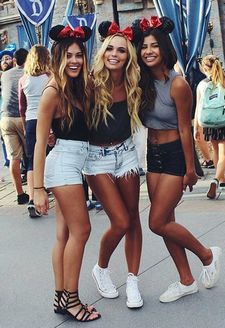 Hot College Girls in Short Jeans.