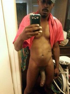 Big cocked dude shows his nude selfies