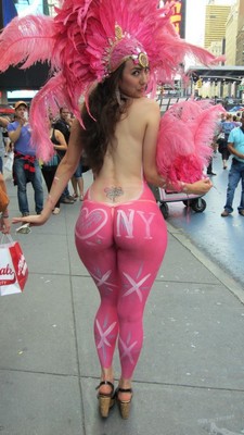 Showing off her KILLER curves and ample ass to the lucky crowd in the streets of New York.