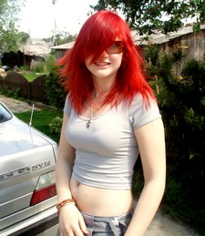 Hot red head girl non-nude - Chica pelirroja con ropa.